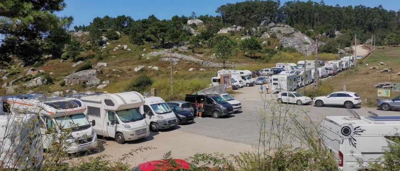 Autocaravanas estacionadas en el acceso a Cabo Udra, en el concello de Bueu. |   // SANTOS ÁLVAREZ