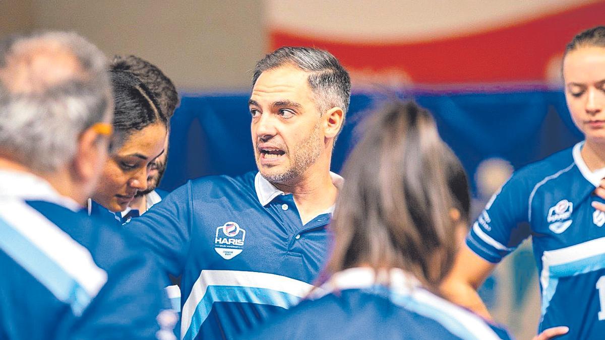 Miguel Rivera en su etapa como entrenador del CV Haris