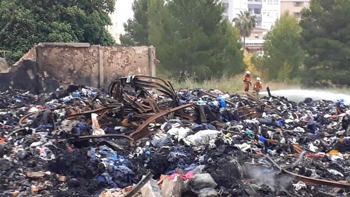 Dan por extinguido el incendio de la nave industrial de ropa usada en l’Olleria