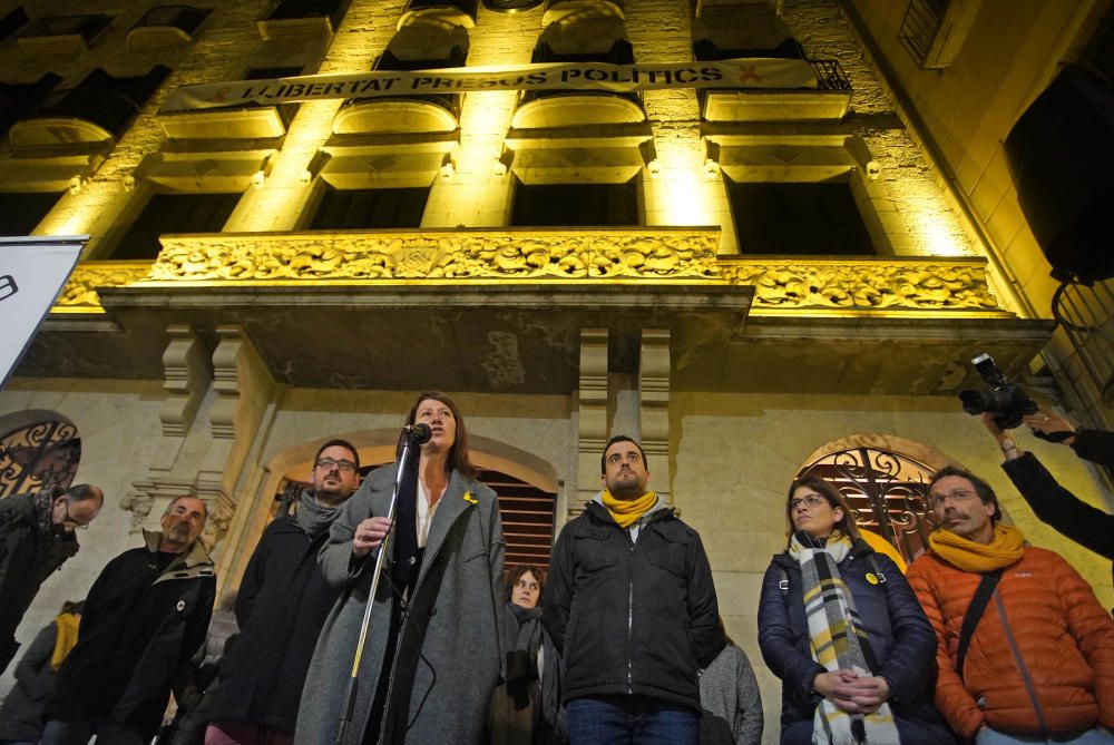 Concentració a la plaça del Vi contra la resolució de la JEC sobre Quim Torra i Oriol Junqueras