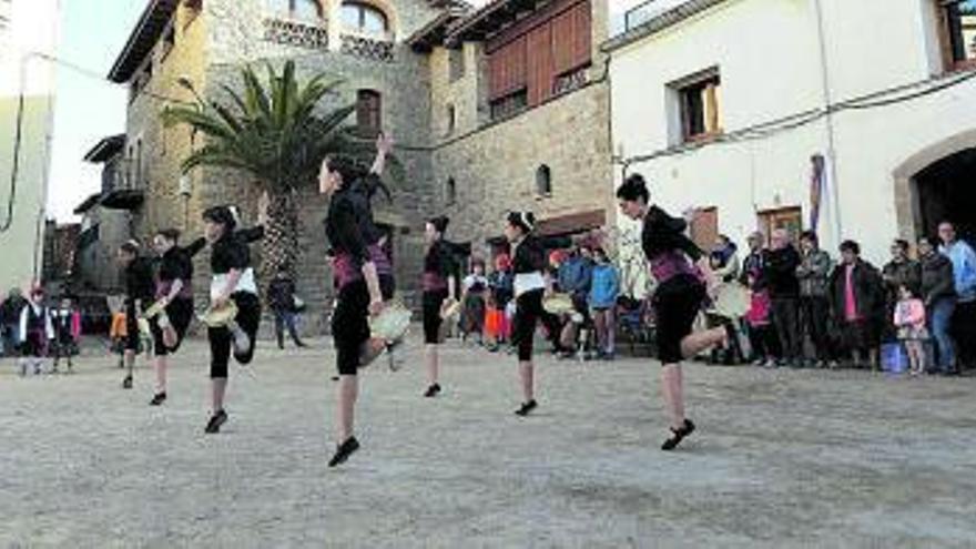 La tradició de les caramelles torna a omplir els carrers i places de Cabrianes | ARXIU PARTICULAR