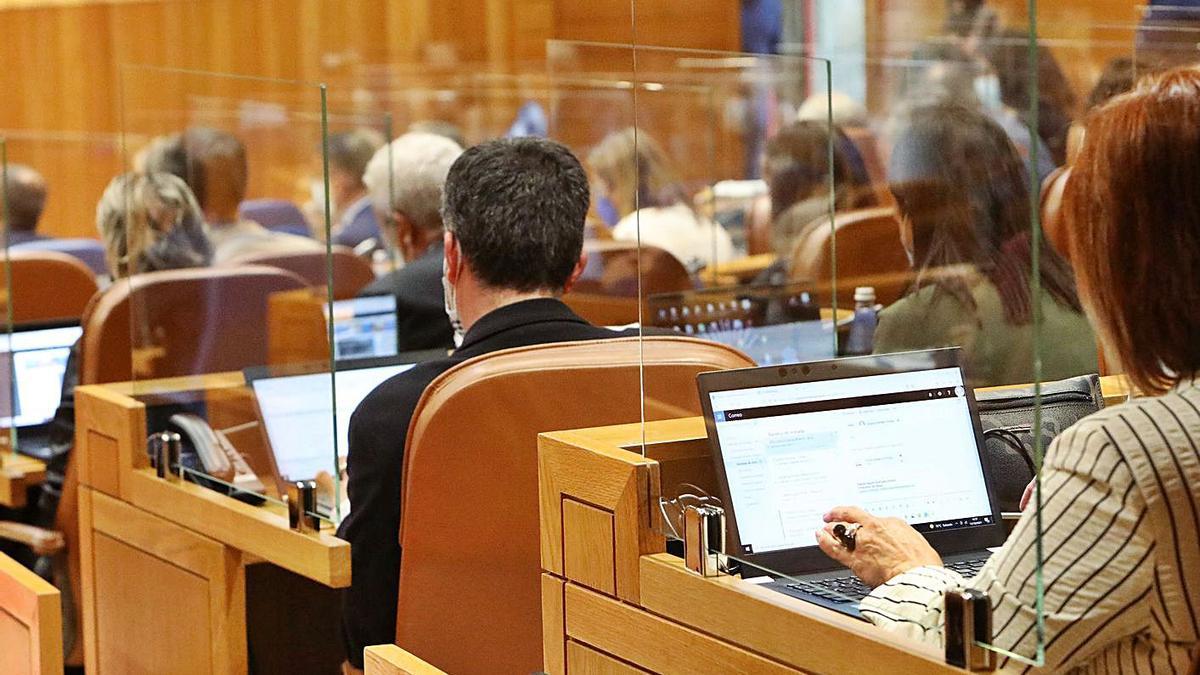 Varios diputados siguen la sesión del miércoles desde sus escaños. |   // XOÁN ÁLVAREZ