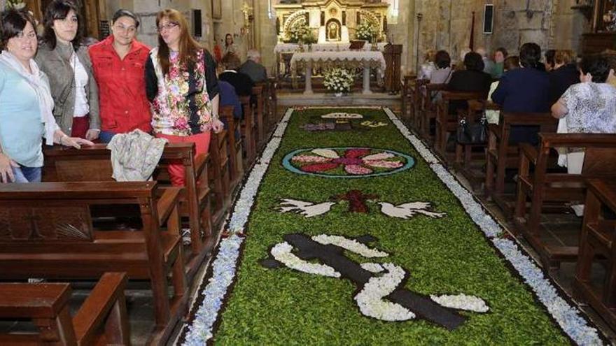 Vista de la alfombra floral que, ayer, adornaba el centro de la iglesia de Codeseda.