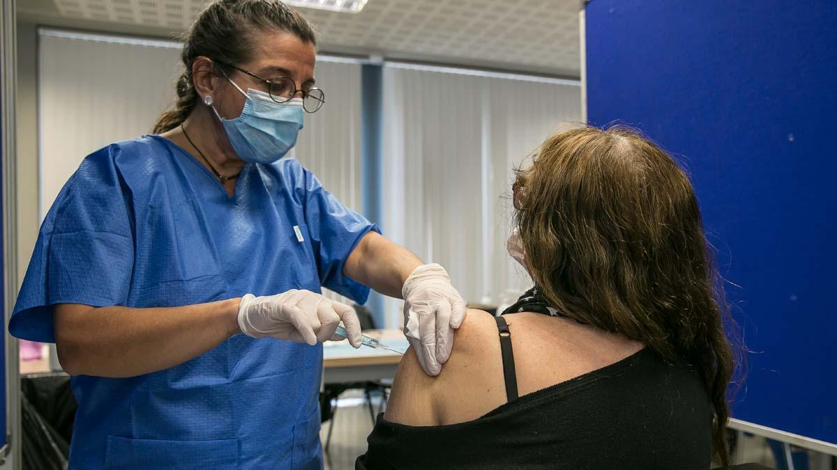 Una mujer recibe la vacuna del covid, en Barcelona