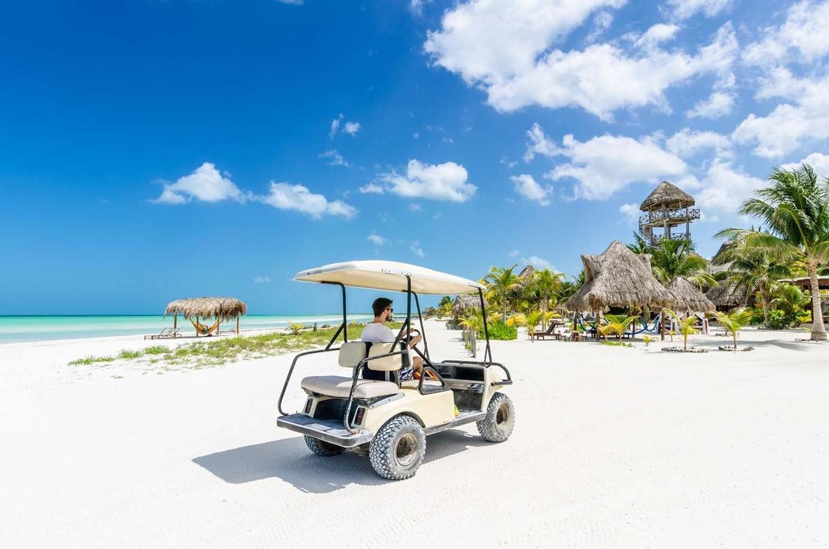 Coche de golf por la playa