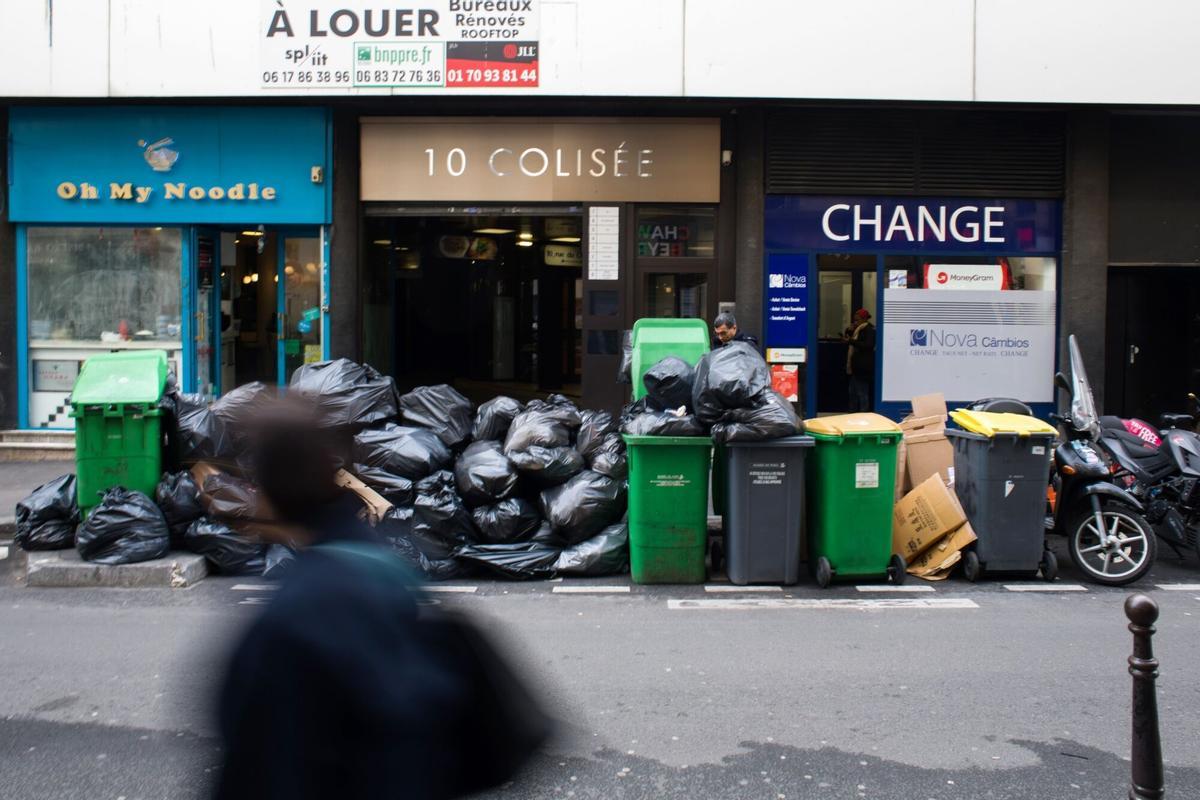 La basura se acumula en las calles de París mientras continúan las huelgas por las pensiones