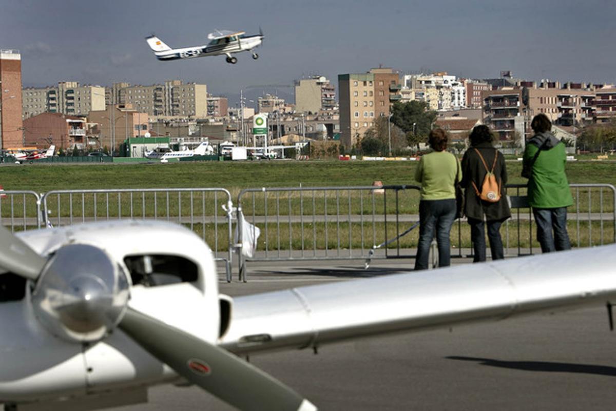 Un moment de la jornada de portes obertes a l’aeroport de Sabadell, el 2006.