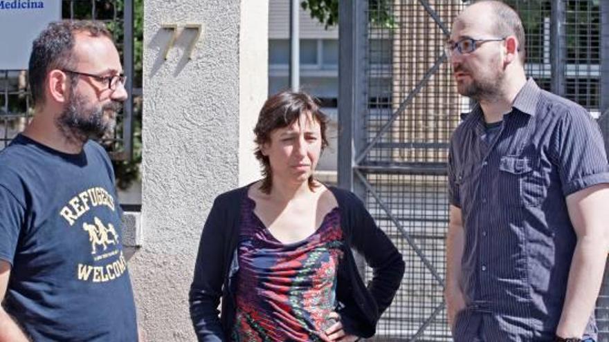 Benet Salellas, Laia Pèlach i Ferran Burch, ahir, davant la Facultat de Medicina de Girona.