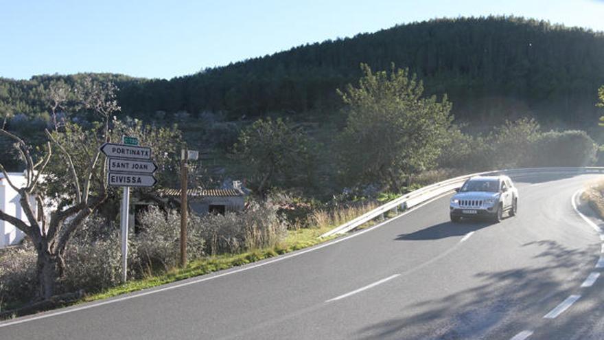 Una de las curvas de la carretera de Portinatx.