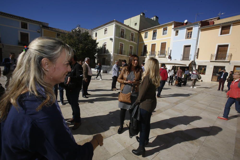 Barcala acude a Santa Faz a tranquilizar a los vec