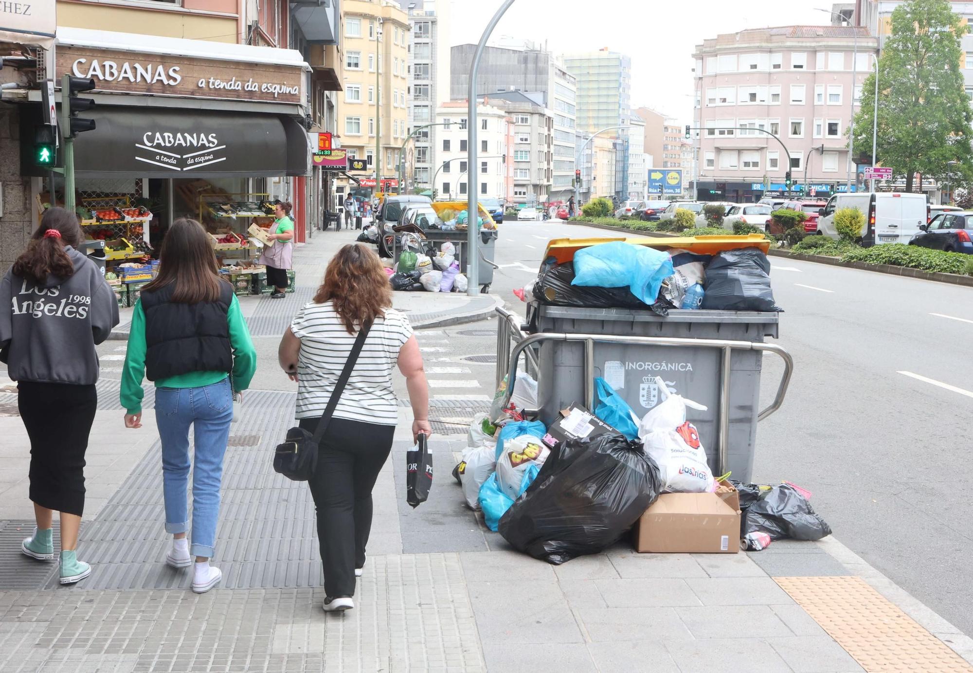 Huelga de la recogida de basuras en A Coruña: los desperdicios desbordan los contenedores