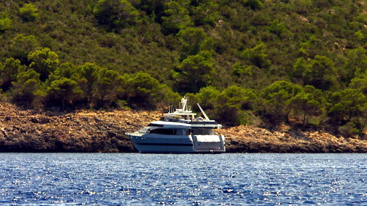 El yate real Fortuna en Cala Santa Maria,  en Cabrera