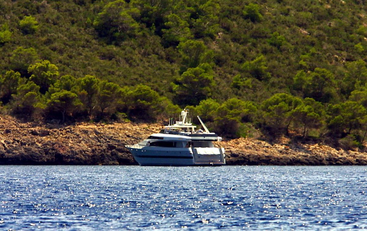 El yate real Fortuna en Cala Santa Maria,  en Cabrera