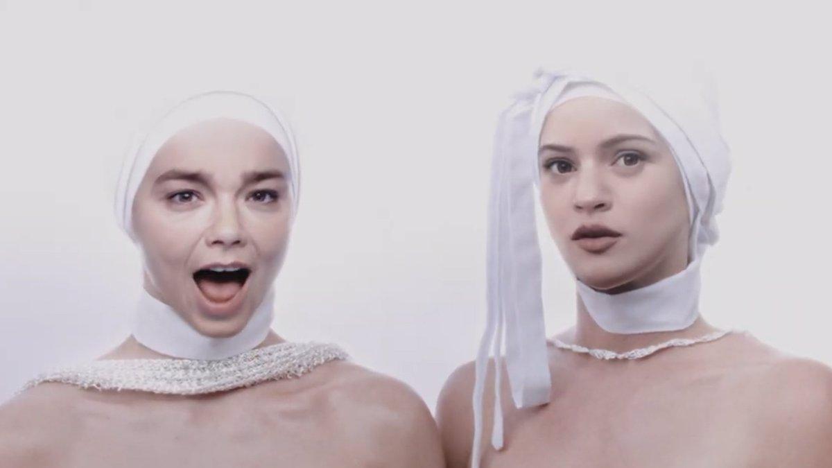 Björk y Rosalía (d).