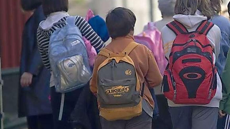 Unos escolares a la salida de un centro educativo asturiano.