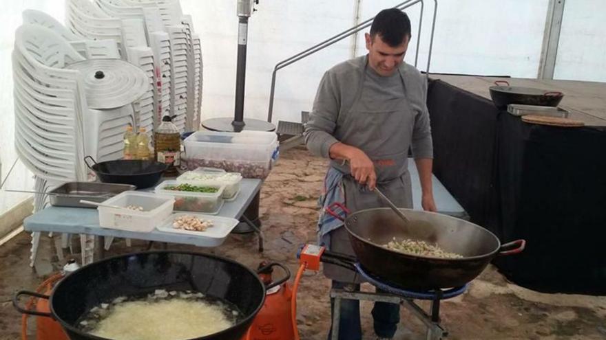 Preparando el frito de pulpo en el Jardí de ses Eres. | C.C.