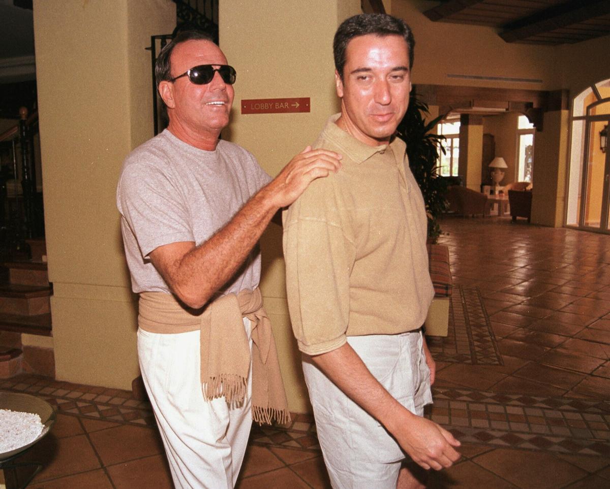 Julio Iglesias y Eduardo Zaplana en una visita a un complejo urbanístico de Altea, el 17 de julio de 1999.