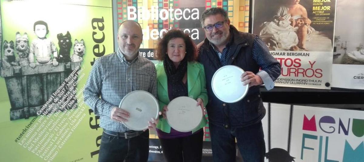 Mari Carmen Rico y Vicente Mateo entregando las películas