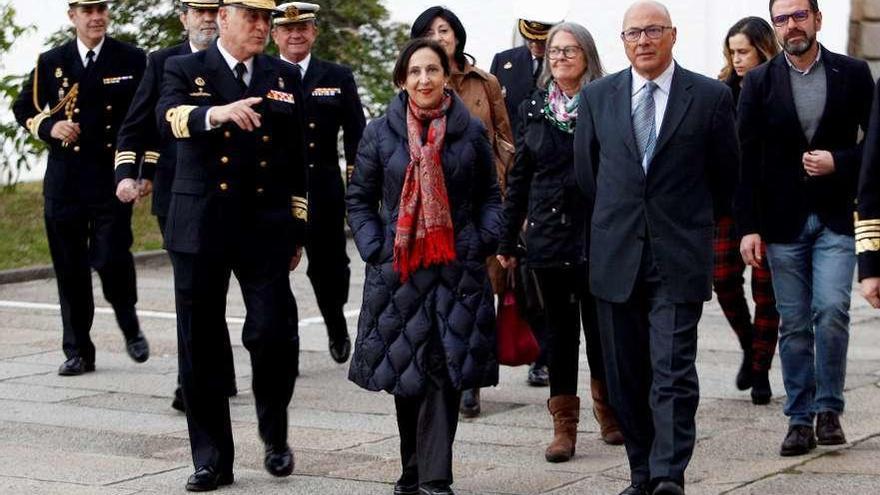 La ministra y el secretario de Estado de Defensa, a su derecha en la imagen, ayer, en Ferrol.