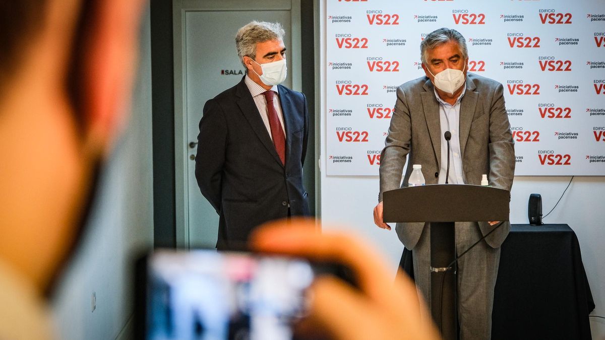 Emilio Jiménez, director de Fundación CB, y José Luis López, director de zona de Ibercaja, ayer en la presentación.