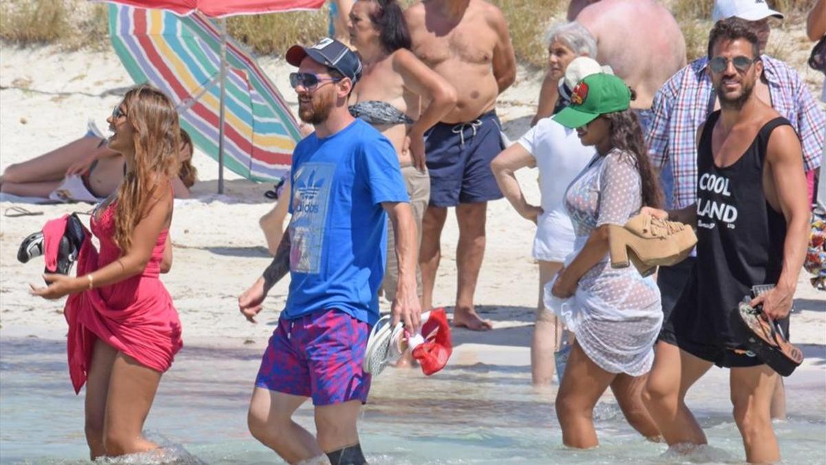 Messi acompañado por Cesc y sus familias en la isla de Formentera