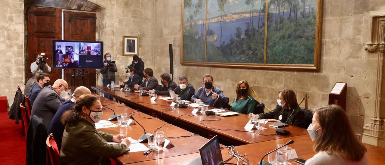 Reunión de la presidenta Armengol con los representantes del sector primario en el Consolat.