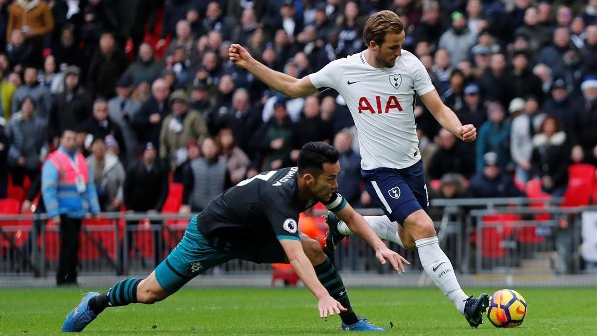 Kane dispara para marcar su tercer gol al Southampton el pasado martes en Wembley