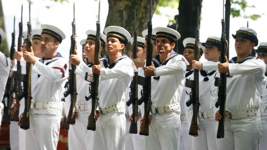 Integrantes del escuadrón de artillería del buque escuela «Juan Sebastián de Elcano», ayer, durante el homenaje a Pedro Menéndez en el parque del Muelle.