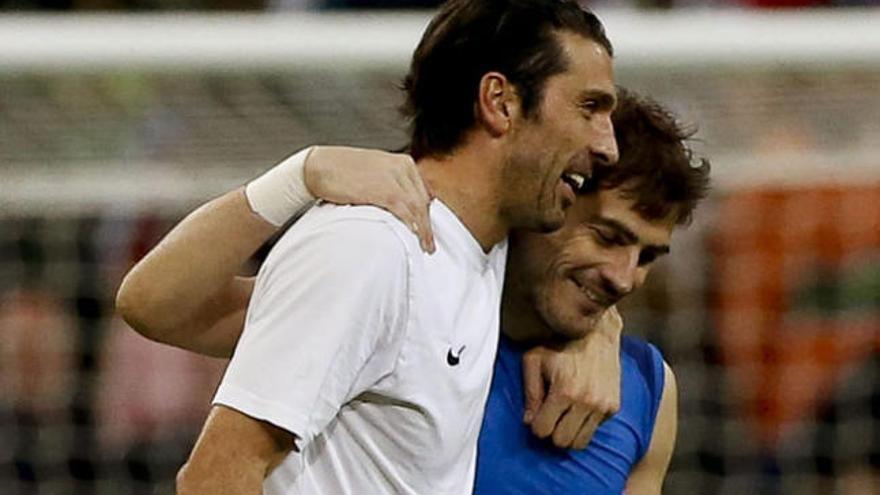 Casillas y Buffon tras el partido