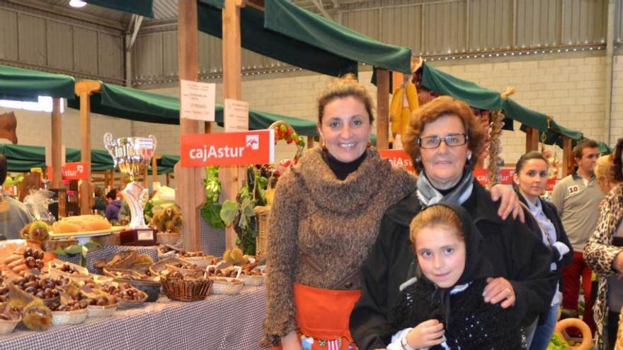 Charo Peón -izquierda-, Hortensia González y las niñas Mara, Miriam y Paula Martínez, en el certamen del año pasado.