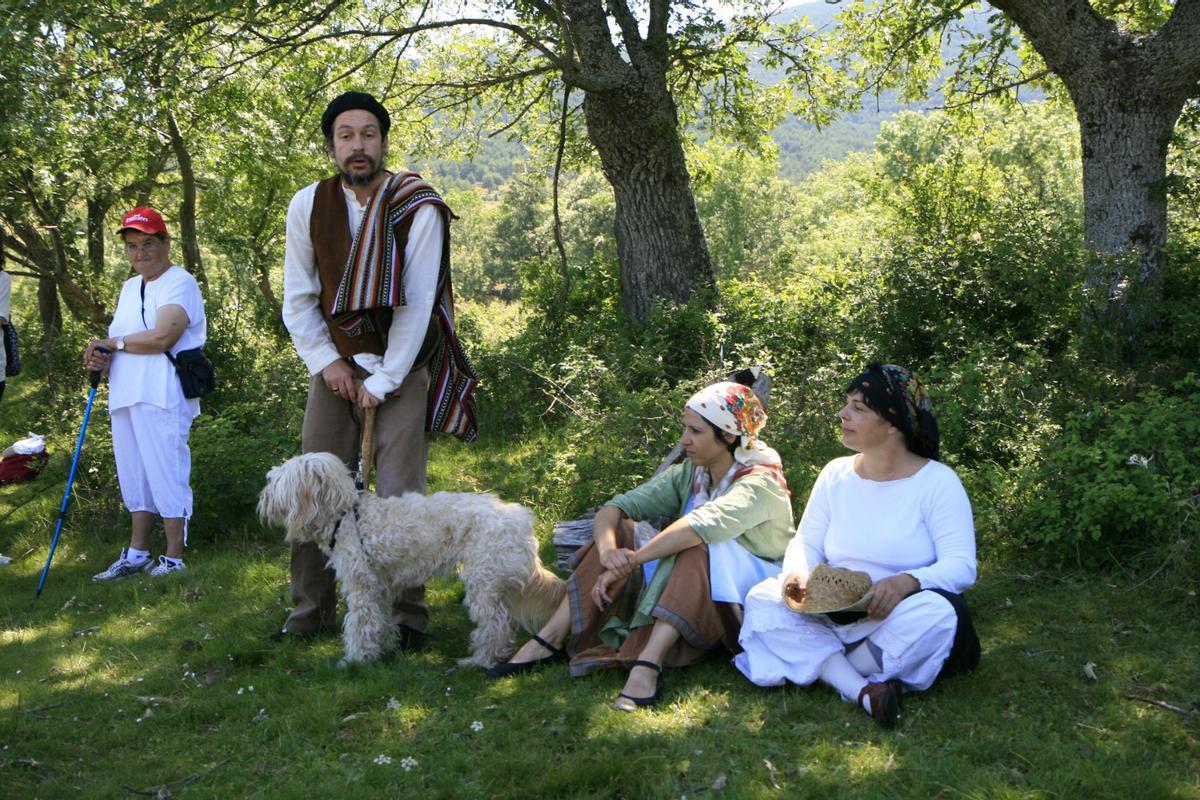 Estíbaliz Delgado (derecha) y su equipo durante una representación teatral en la naturaleza.