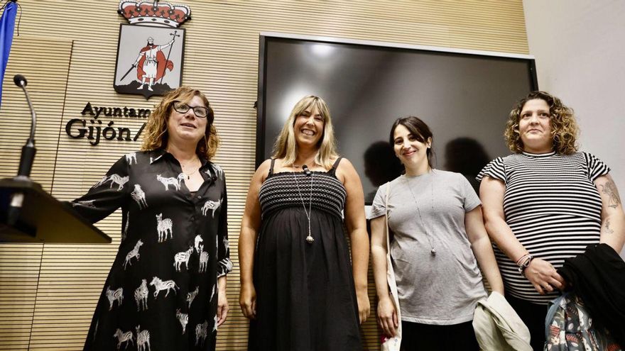 De izquierda a derecha, la portavoz municipal del PSOE, Carmen Eva Pérez y las cursillistas Jéssica Castaño, Marta García Avello y Jénnifer Roblas en el Ayuntamiento. | MARCOS LEÓN