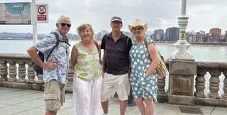 La ilusión de cuatro hermanos británicos por ver taparse el sol llegó a Gijón en crucero y al final fue "la sidra el gran descubrimiento"