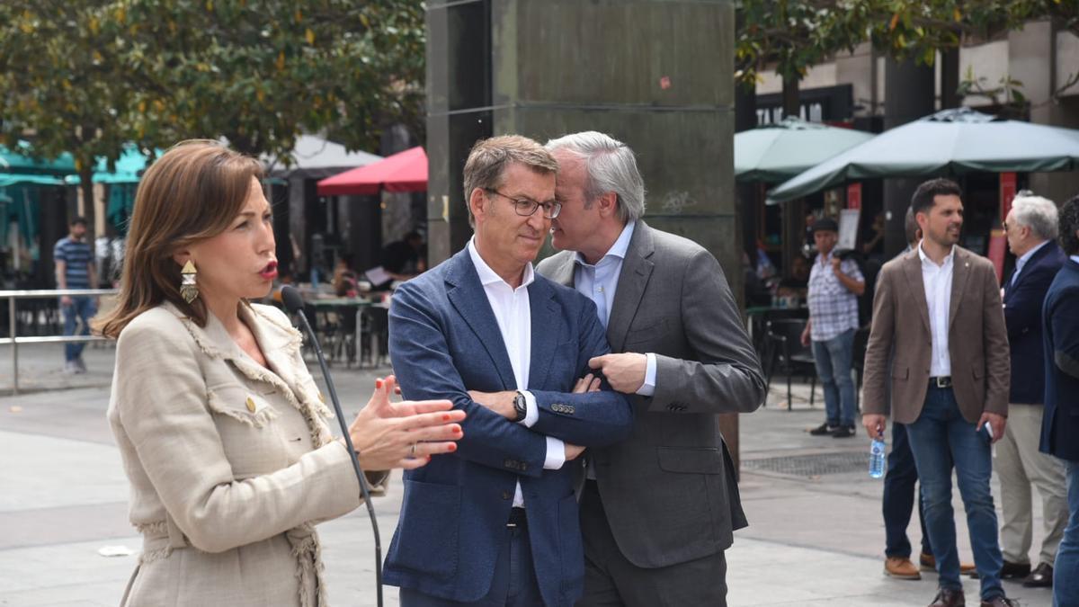 Natalia Chueca, Alberto Núñez Feijóo y Jorge Azcón, este jueves en la plaza del Pilar.