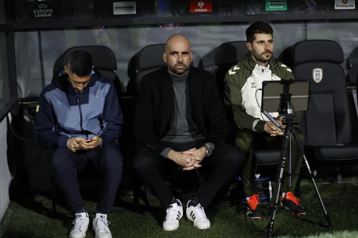 Claudio Giráldez, justo antes del inicio del partido contra el PAOK.