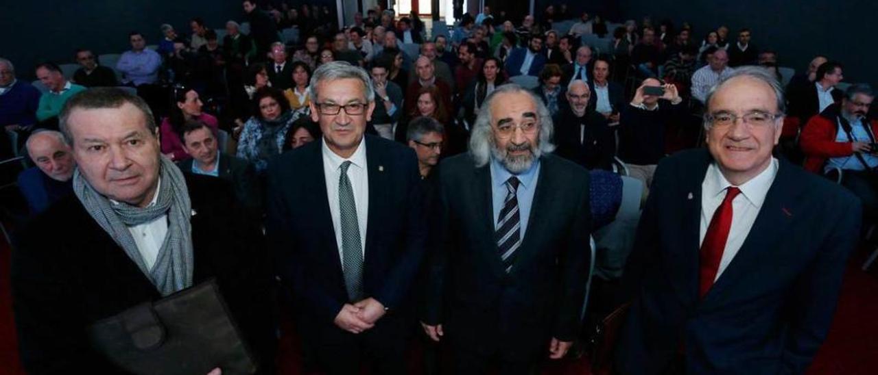 Por la izquierda, Pedro Sánchez Lazo, Santiago García Granda, Agustin Costa y José Muñiz, en las instalaciones del Club Prensa Asturiana de LA NUEVA ESPAÑA, antes del debate entre candidatos.