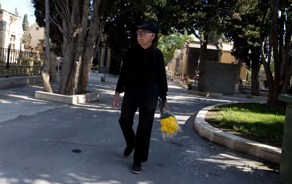 El cementerio de Alicante recibe miles de visitas en el día de los Santos