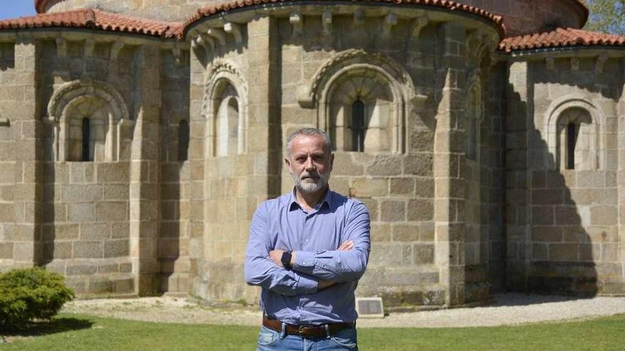 El alcalde de Cambre, Óscar García Patiño, esta semana junto a la iglesia románica.