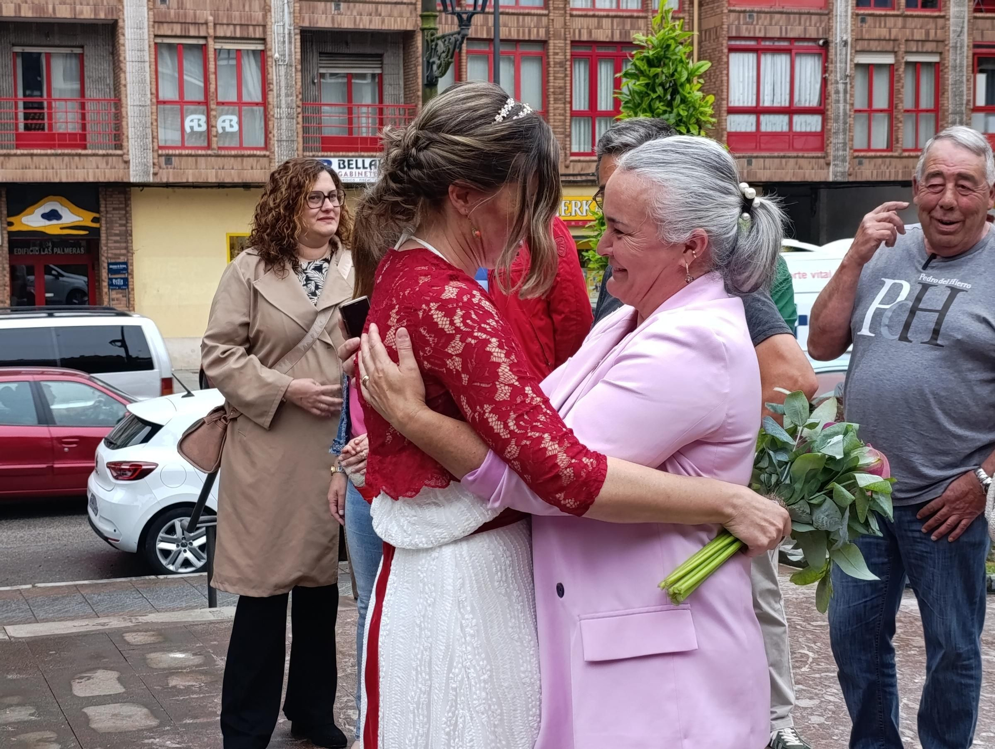 Coral Álvarez y Santiago Valladares se dan el "Sí, quiero" en Llanera