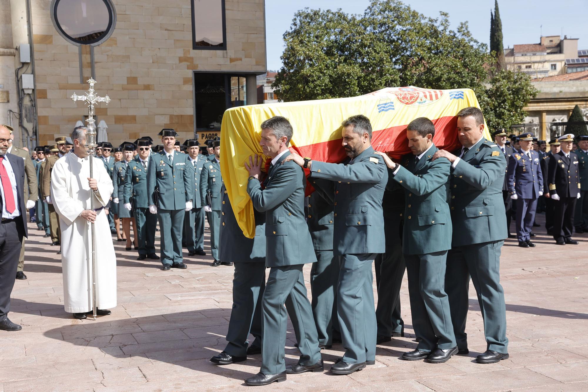 En imágenes: funeral en la catedral de Oviedo del guardia civil que evitó una masacre ciclista en Pravia