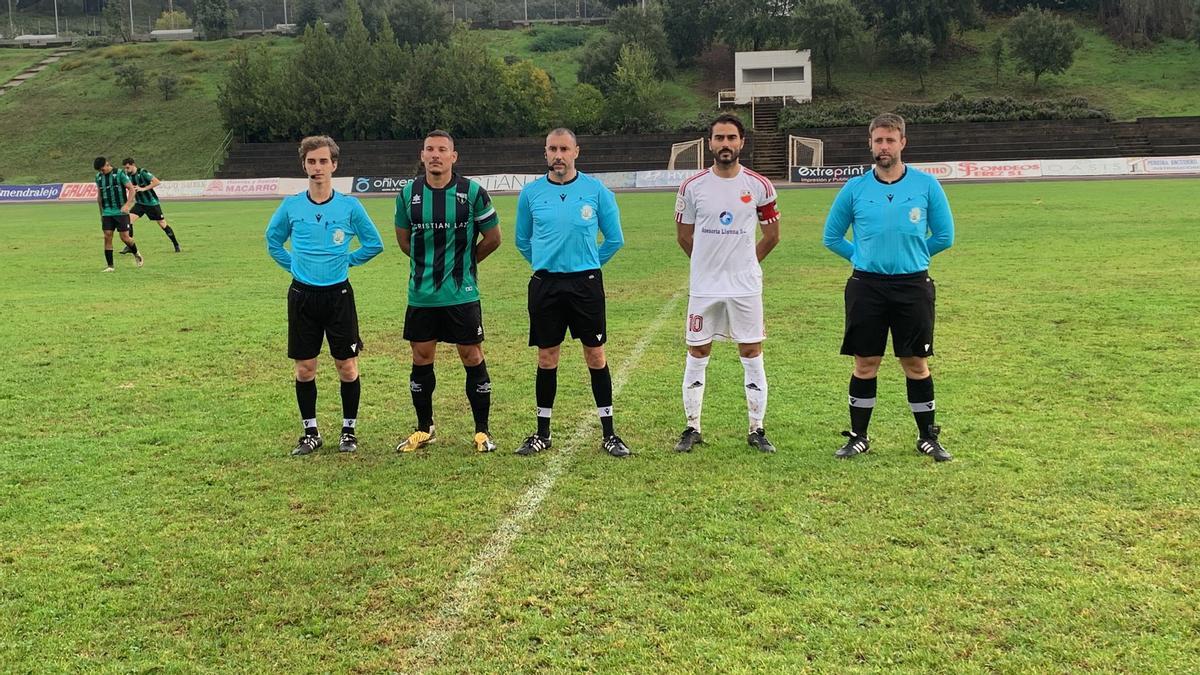 Los capitanes de Jerez y Llerenense junto al trío arbitral.