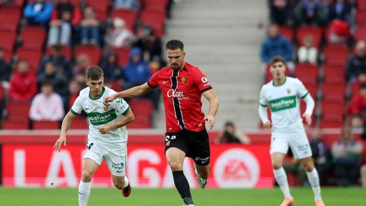 Valjent, con el balón, este sábado contra el Elche.