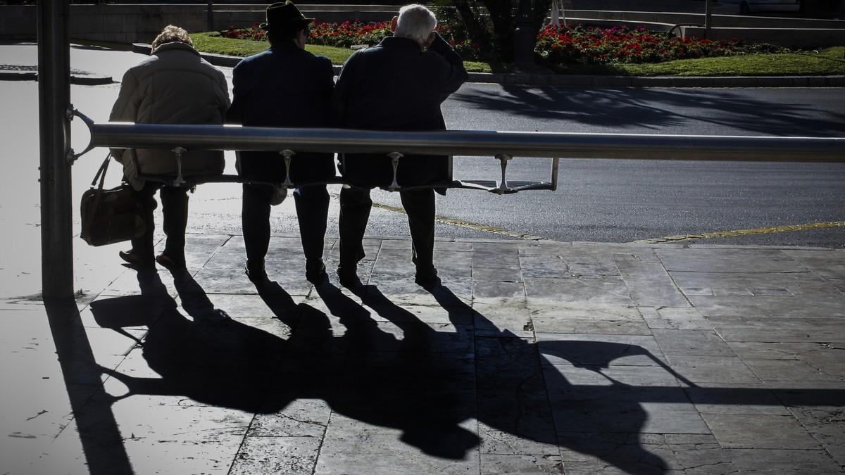 Pensionistas en una calle de Valencia.