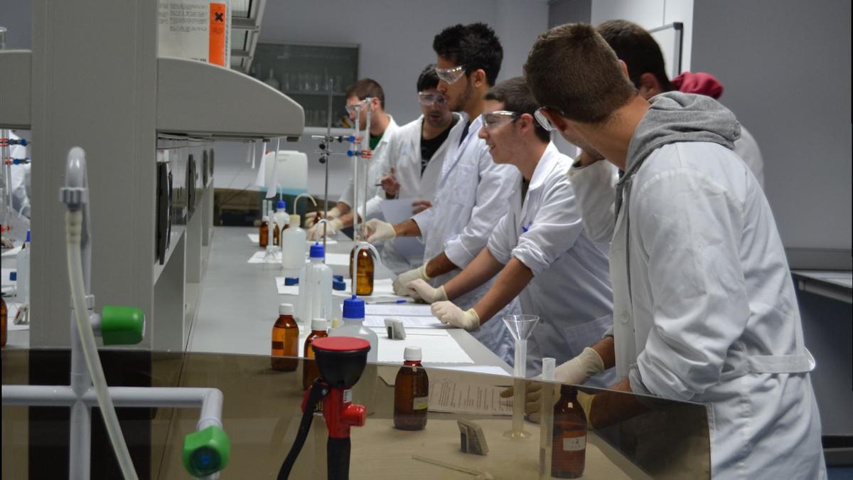 Jóvenes químicos en un laboratorio.