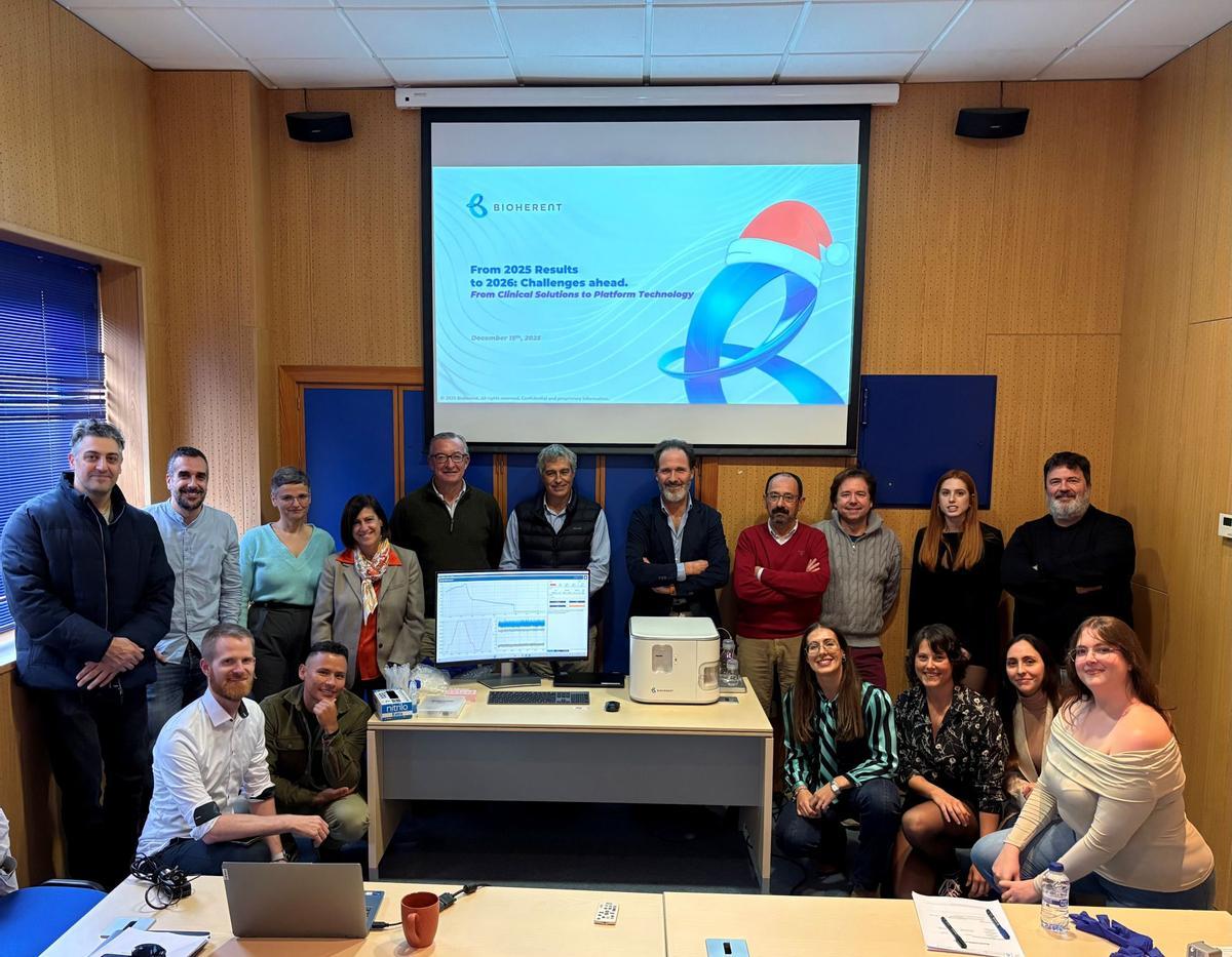 Presentación, con los catedráticos de la Universidad de Málaga implicados en la creación de Bioherent, de los resultados alcanzados en el estudio preclínico para validar su tecnología de diagnóstico rápido con sensores fotónicos.