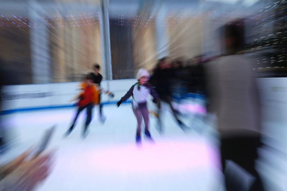 Día de Año Nuevo en la pista de hielo de Oviedo