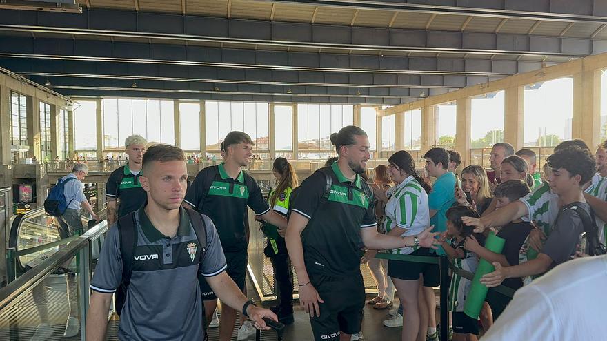 El Córdoba CF regresa a la ciudad arropado por los suyos