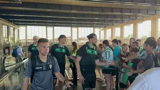 El Córdoba CF regresa a la ciudad arropado por los suyos