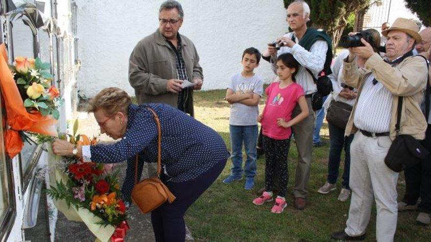 Ofrena floral a la làpida del cineasta al cementiri de Calders, ahir a la tarda