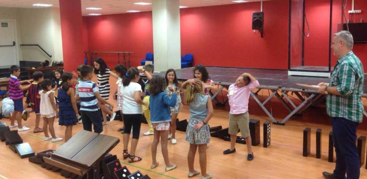 El director de escena de "La Walkiria", Michal Znaniecki, con los niños.